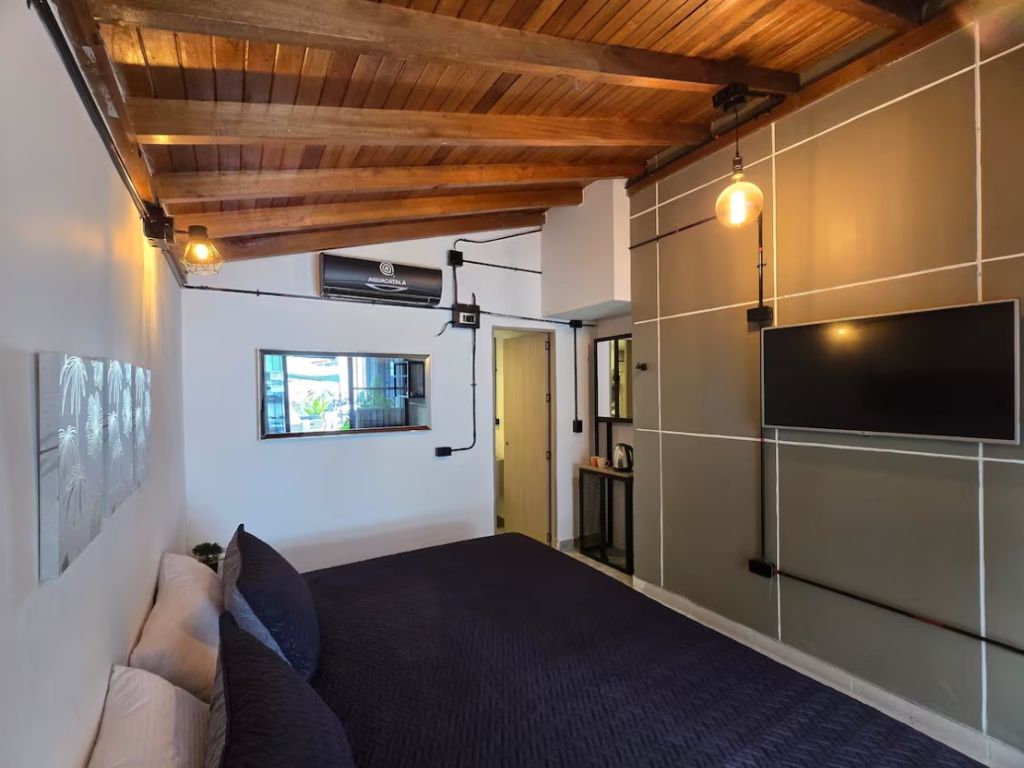 Alojamiento en Medellín , Superhost en Medellín ,Aguacatala Fun loft